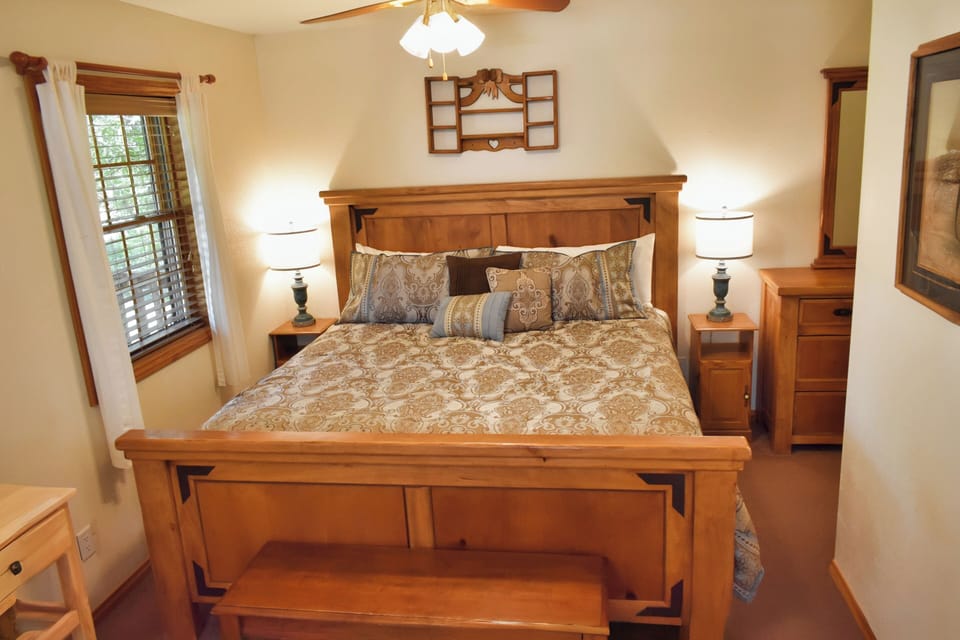 Deluxe Cabin (Orchard Cabin) | Premium bedding, individually decorated, individually furnished