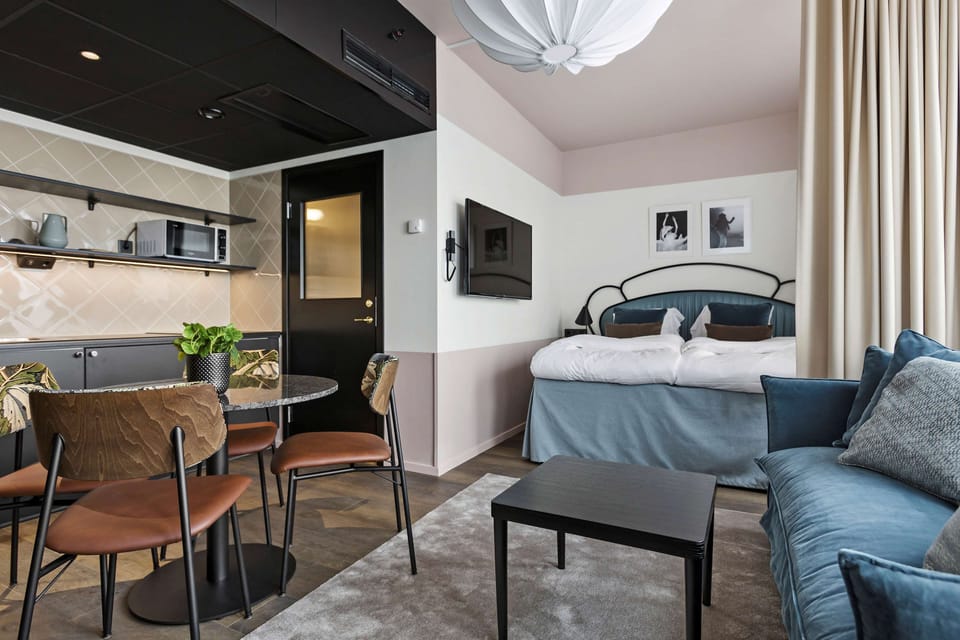 Minibar, in-room safe, desk, iron/ironing board