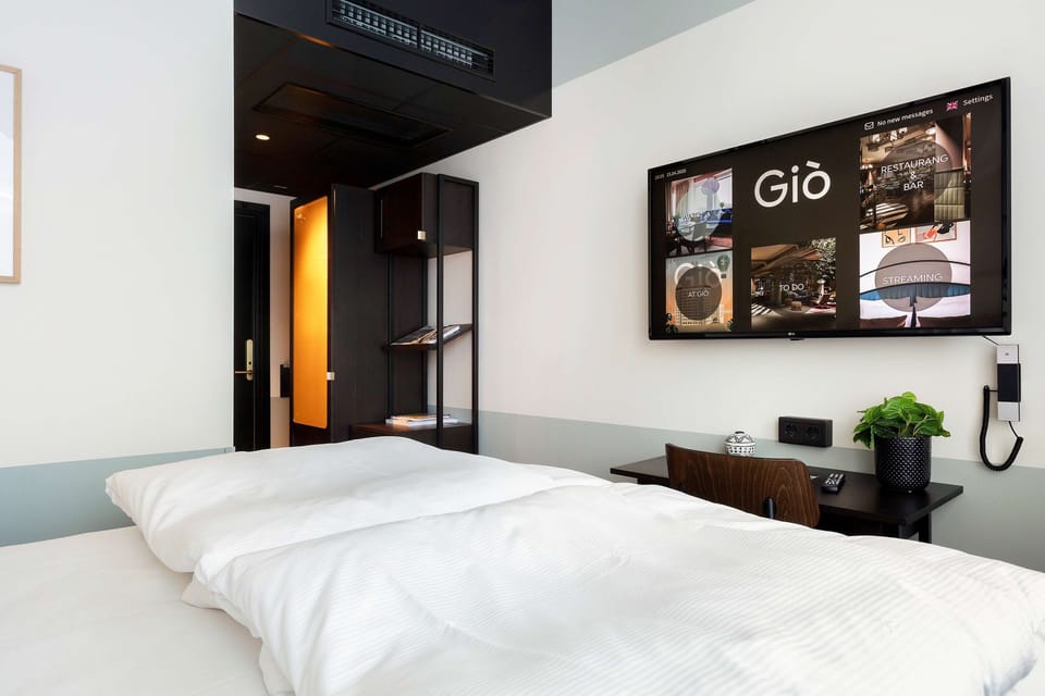 Standard Room, 1 Queen Bed, Non Smoking | Minibar, in-room safe, desk, iron/ironing board