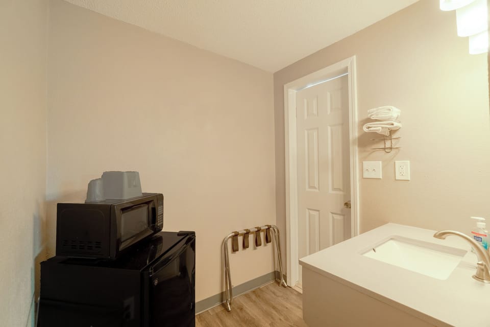 Room, 1 King Bed, Non Smoking | Bathroom | Free toiletries, hair dryer, towels