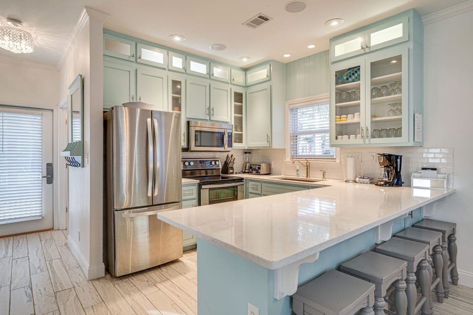 Newly remodeled, fully stocked kitchen