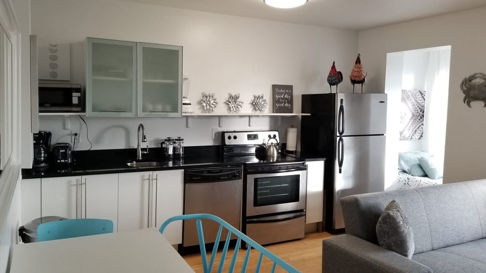 FULL KITCHEN