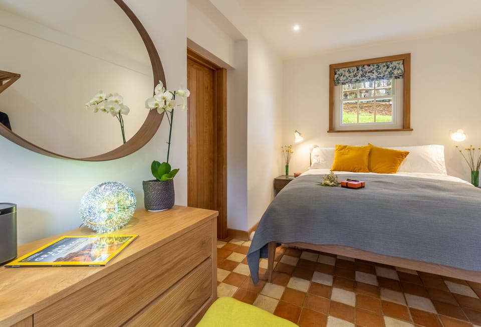 Ground floor: Bedroom with 5' king-size bed and underfloor heating