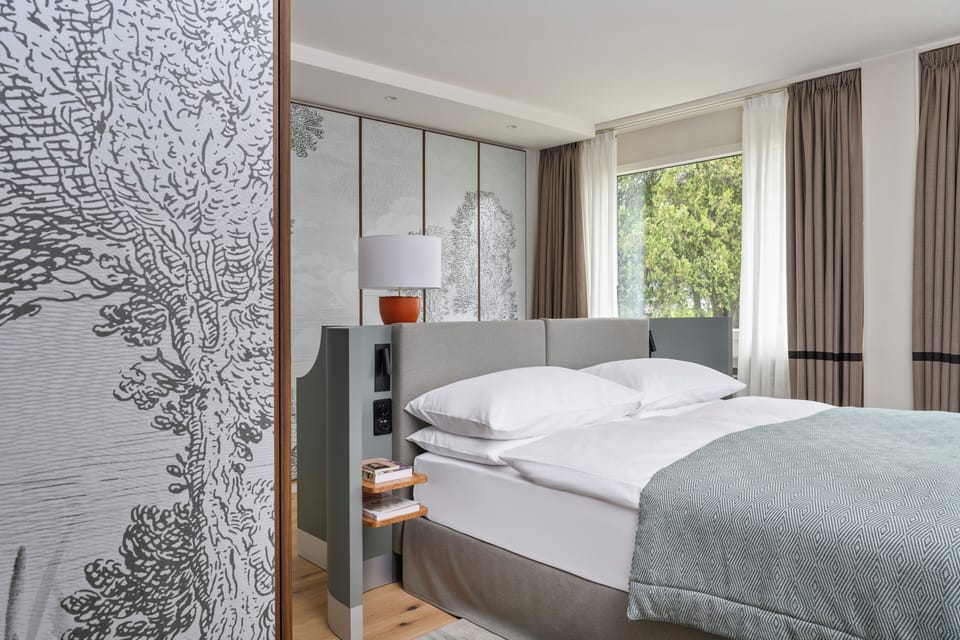 Executive Room | Hypo-allergenic bedding available, minibar, in-room safe, desk