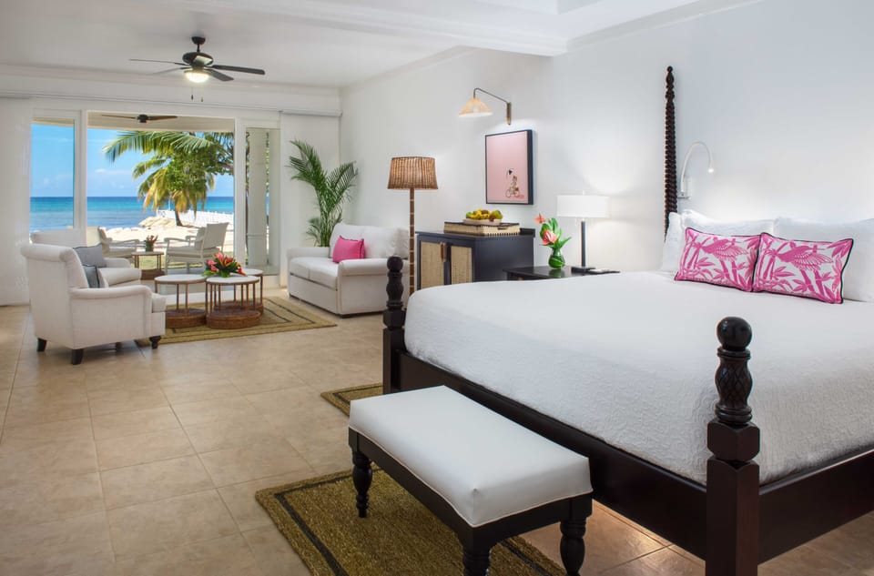 Junior Suite (Prestige, Ocean) | Bathroom | Free toiletries, hair dryer, bathrobes, slippers