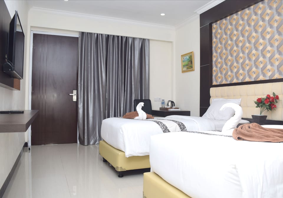 Family Room | Desk, free WiFi, bed sheets
