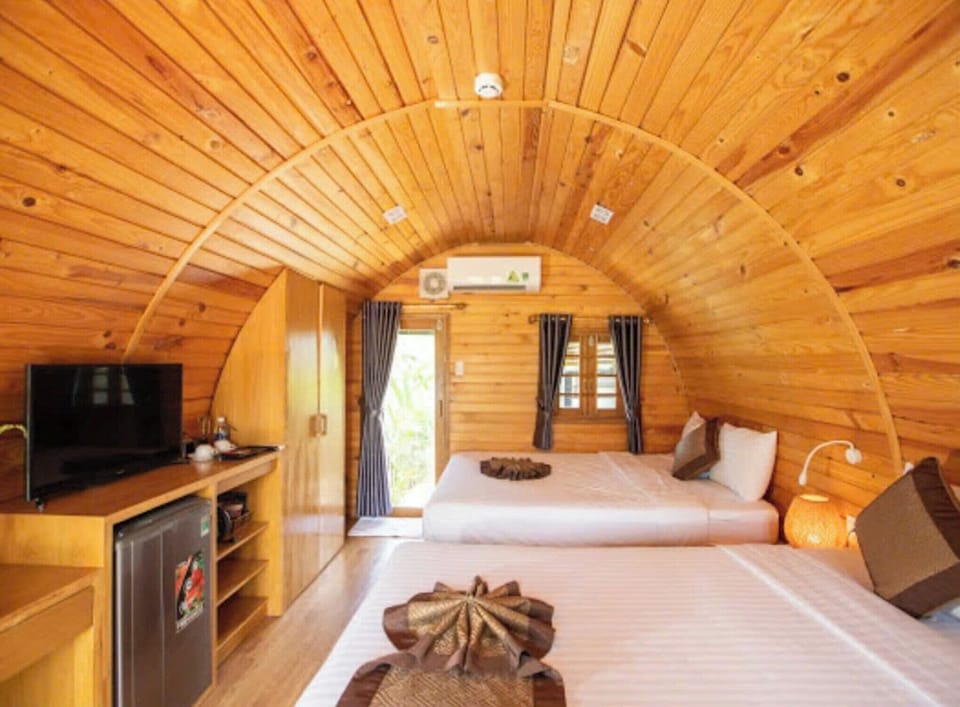 Standard Bungalow | Minibar, in-room safe, desk, blackout drapes
