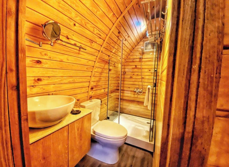 Deluxe Bungalow | Bathroom | Shower, free toiletries, hair dryer, bathrobes