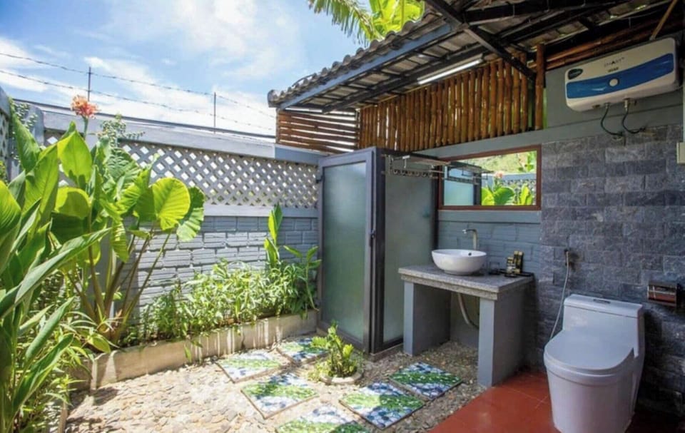 Standard Bungalow | Bathroom | Shower, free toiletries, hair dryer, bathrobes