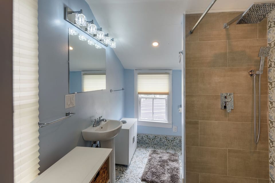 Blue Bathroom Suite Spa Rain Shower Second Floor