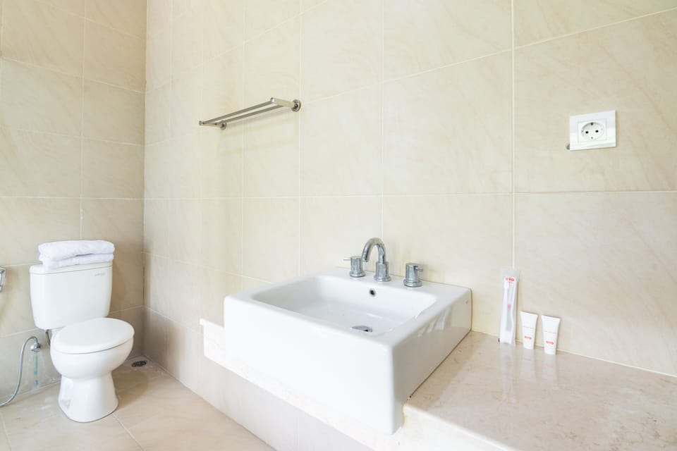 Deluxe Suite | Bathroom | Shower, towels