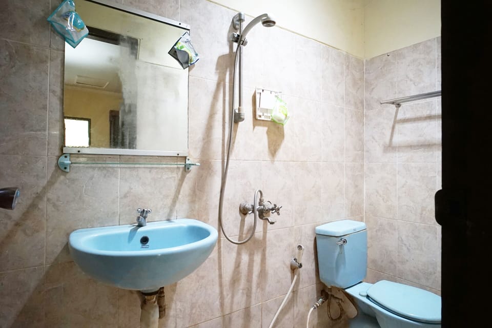 Standard Double Room | Bathroom | Shower, towels