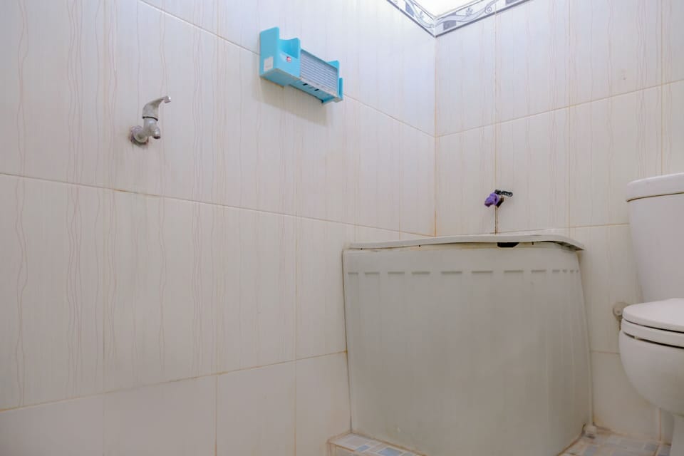 Double Room | Bathroom | Shower, free toiletries, towels, soap