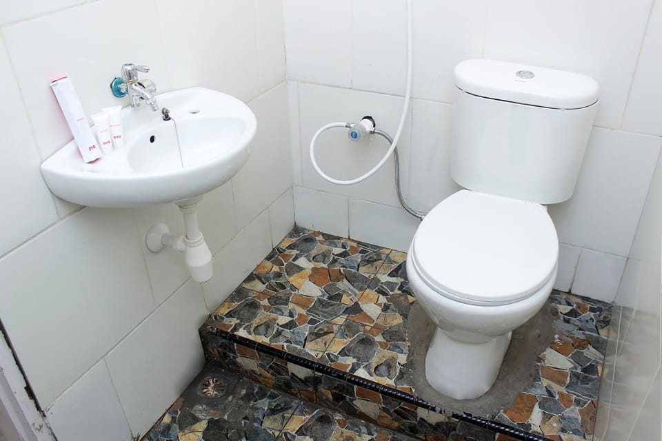 Standard Double Room | Bathroom | Shower, towels