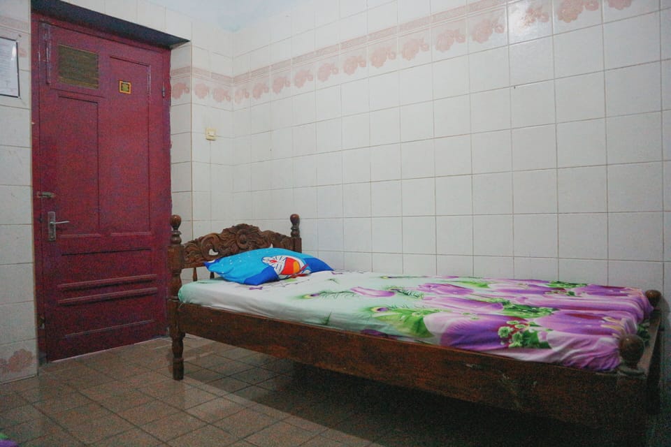 Economy Twin Room | Desk, free WiFi, bed sheets