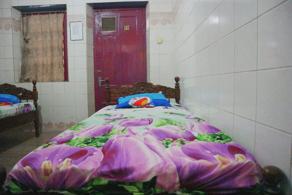 Economy Twin Room | Desk, free WiFi, bed sheets