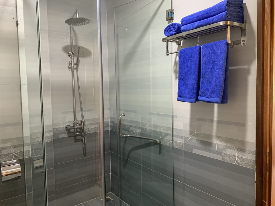 Quadruple Room | Bathroom | Shower, hydromassage showerhead, free toiletries, hair dryer
