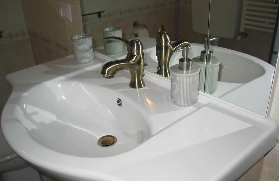 Bathroom sink