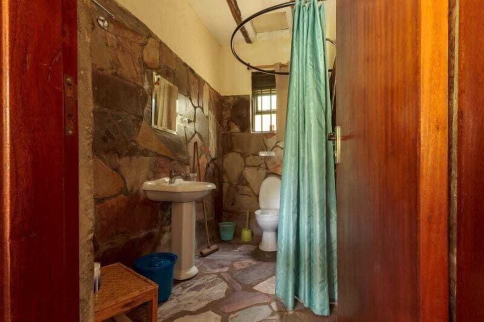 Twin Room | Bathroom | Shower, rainfall showerhead, towels, soap