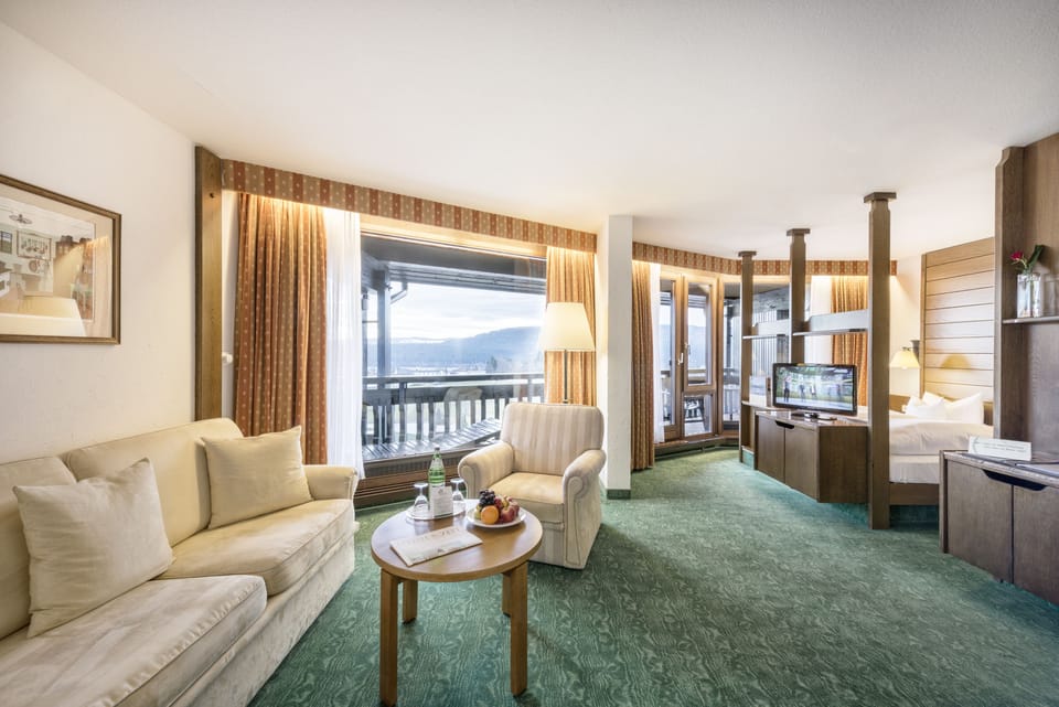 Classic Suite | Living area | TV, table tennis