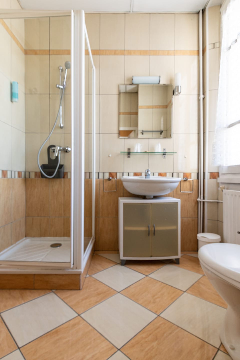 Standard Double Room | Bathroom | Shower, free toiletries, hair dryer, towels