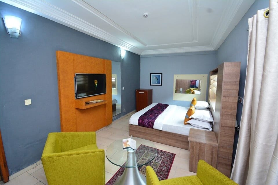 Royal Room | Desk, blackout drapes, free WiFi, bed sheets