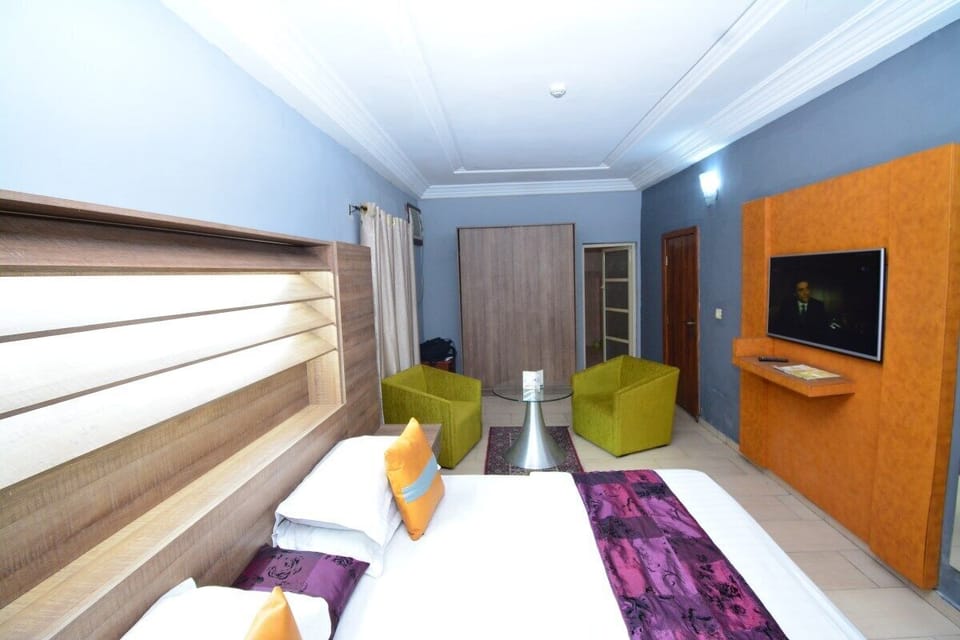 Royal Room | Desk, blackout drapes, free WiFi, bed sheets