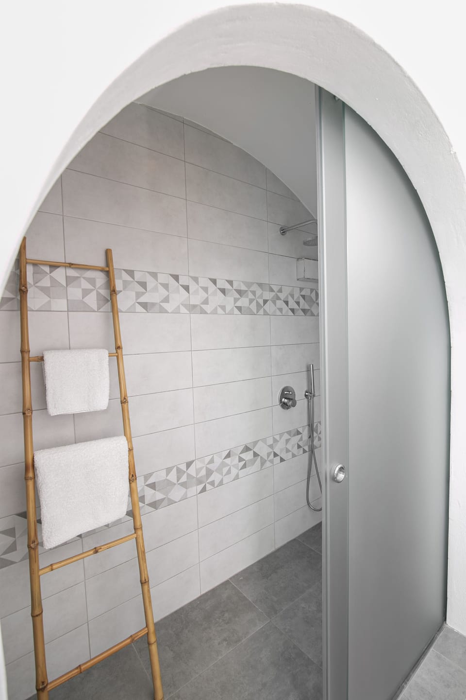 Deluxe Double room with Caldera View | Bathroom | Shower, eco-friendly toiletries, hair dryer, towels