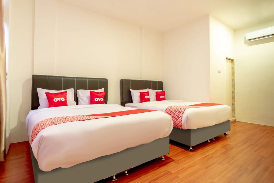 Family Suite | Desk, laptop workspace, WiFi (free), bed sheets