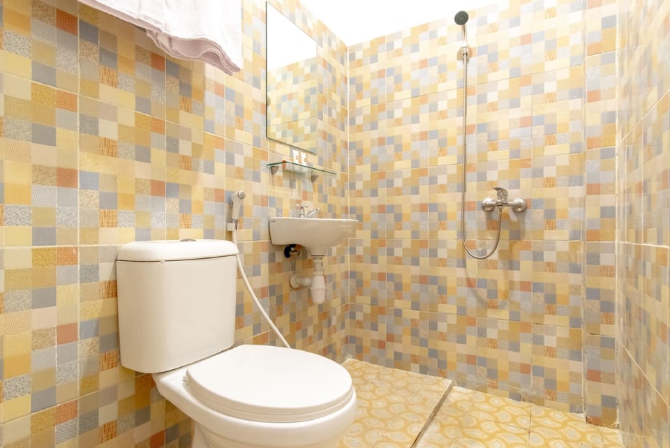 Family Suite | Bathroom | Shower, rainfall showerhead, free toiletries, towels