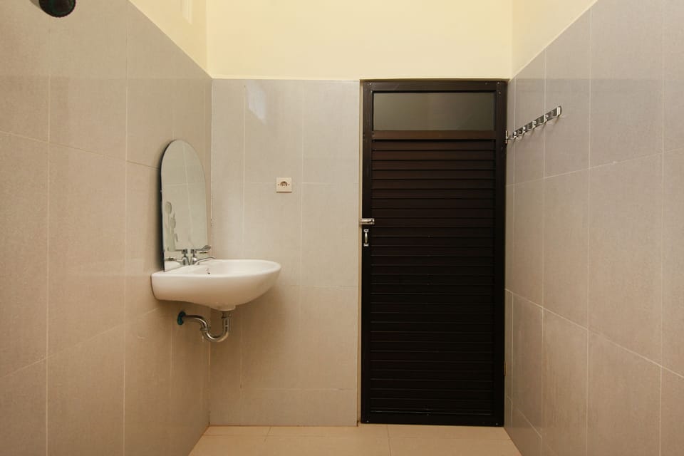 Deluxe Double Room | Bathroom | Shower, bidet, towels
