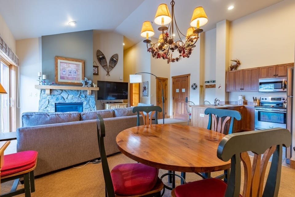 Condo, 2 Bedrooms | Dining