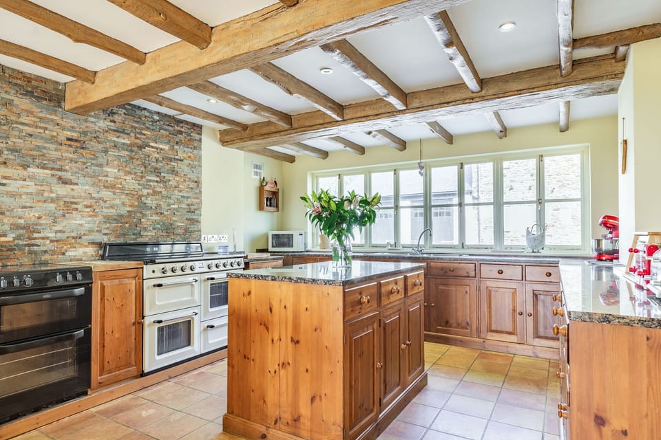 Cottage | Private kitchen | Dishwasher, cookware/dishes/utensils