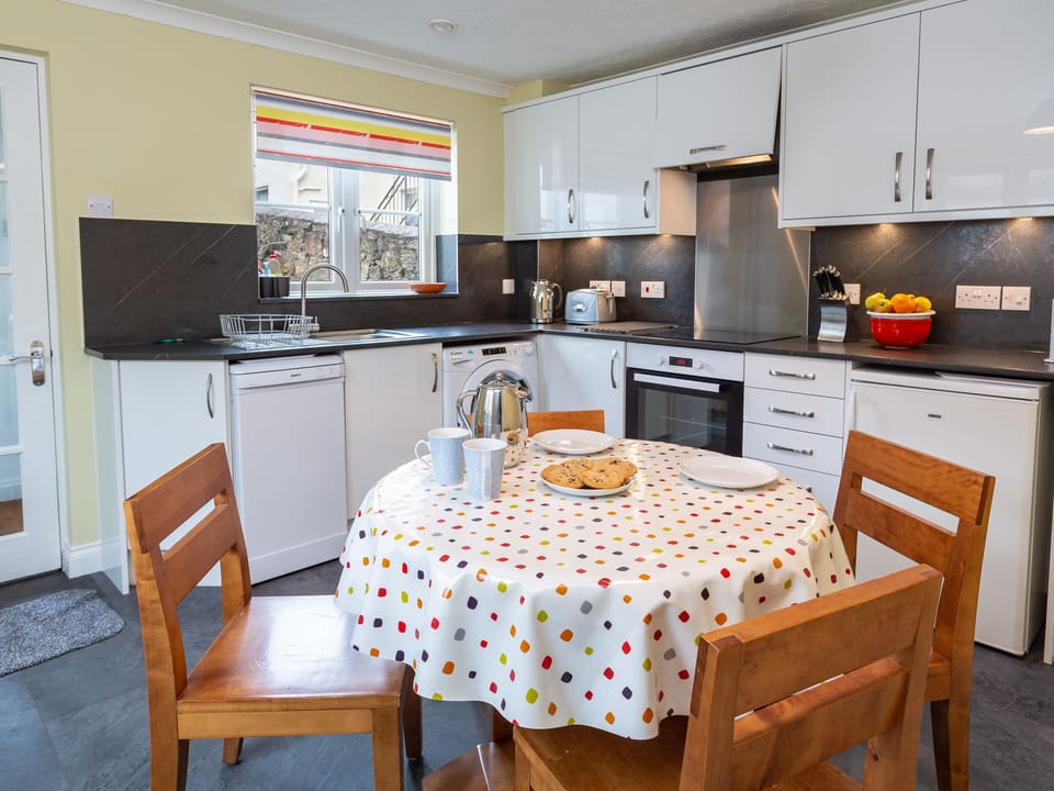 Cottage | Private kitchen | Dishwasher, cookware/dishes/utensils