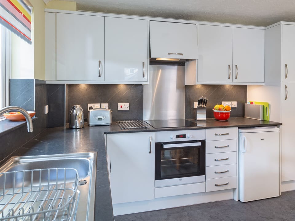 Cottage | Private kitchen | Dishwasher, cookware/dishes/utensils