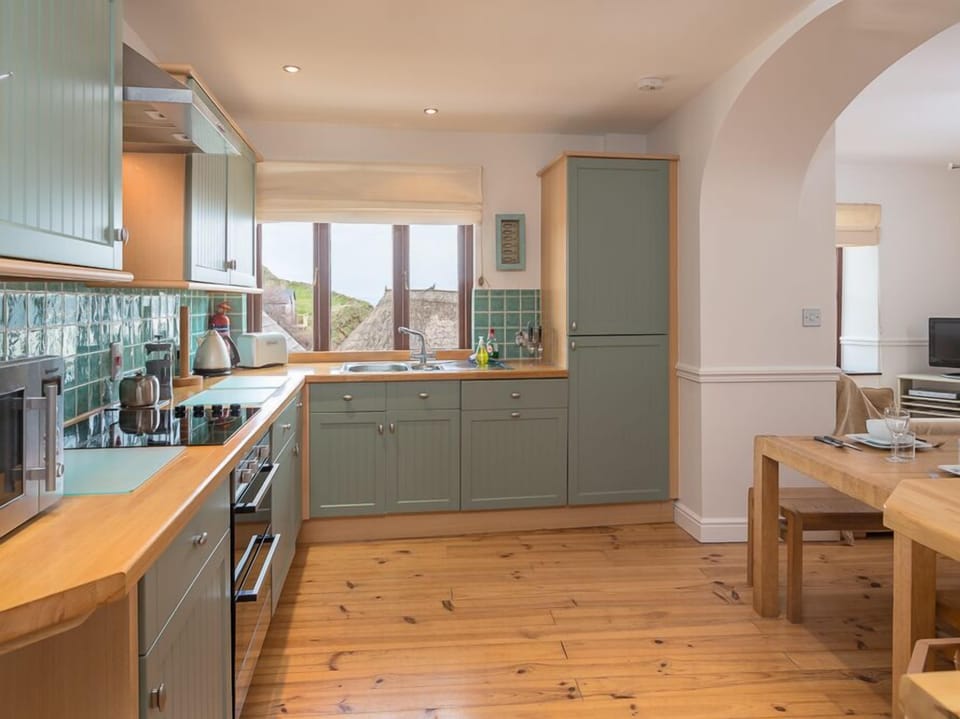 Cottage | Private kitchen | Fridge, microwave, stovetop, dishwasher