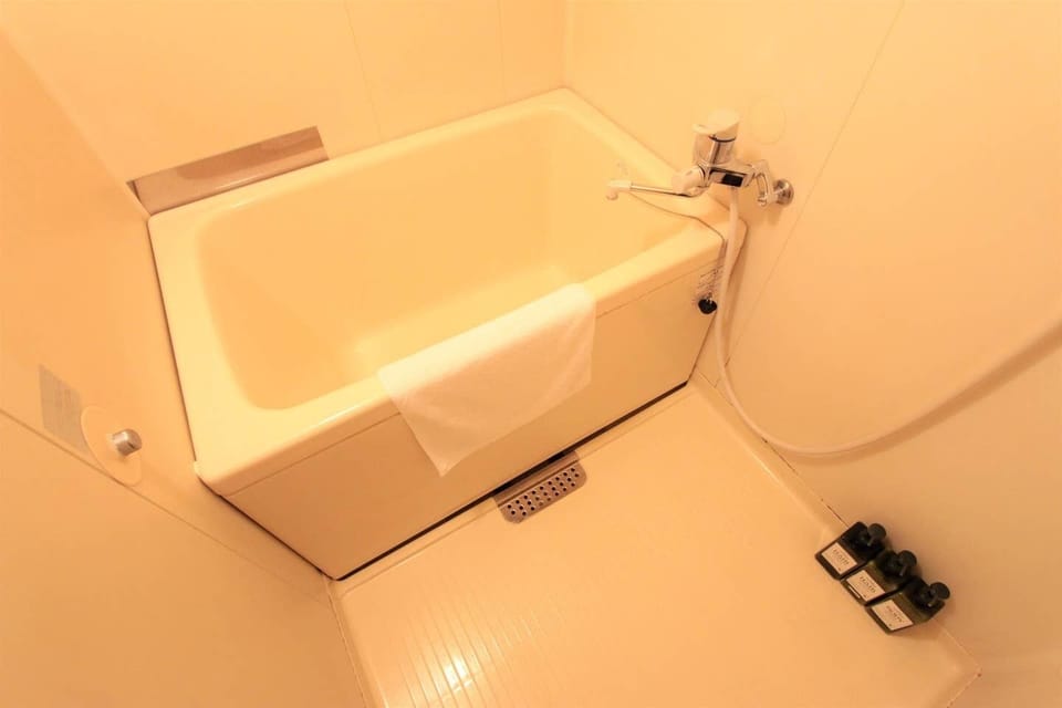 Deep soaking bathtub