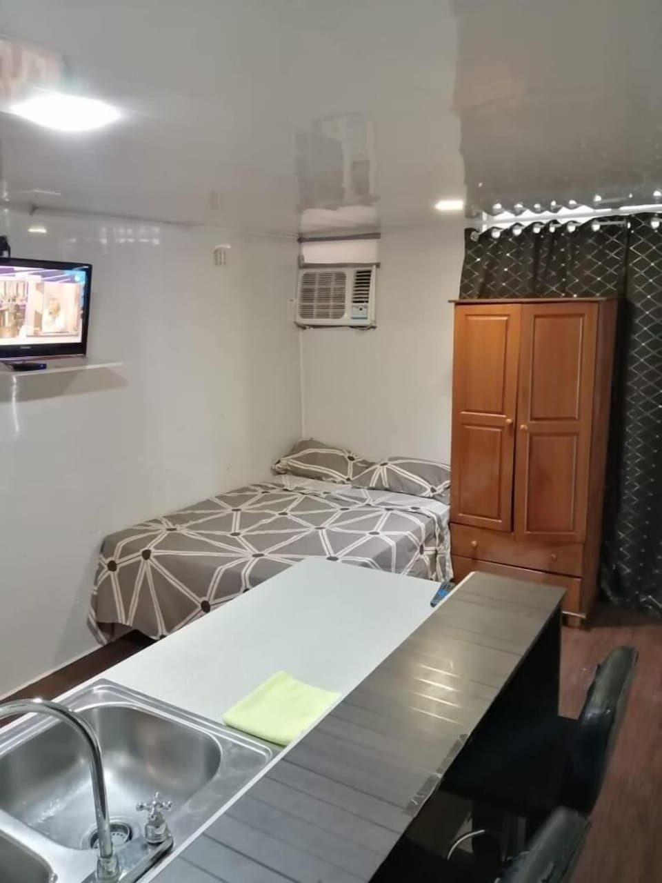 Fridge, shared microwave, oven, dishwasher