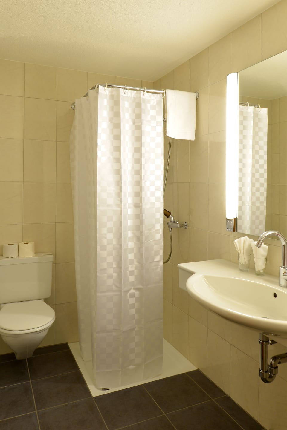 Classic Double Room | Bathroom | Towels, soap, shampoo, toilet paper
