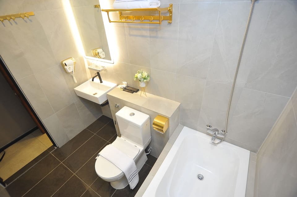 Deluxe King Room | Bathroom | Shower, hair dryer, bidet, towels
