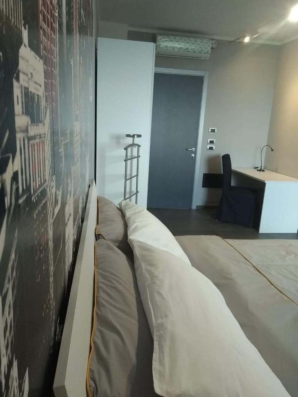 Blackout drapes, soundproofing, cribs/infant beds, free WiFi