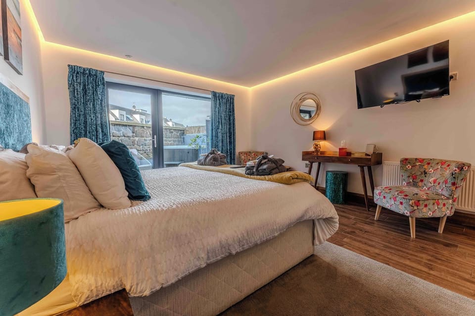 Deluxe Studio Suite (with private hot tub) | Premium bedding, pillowtop beds, individually decorated