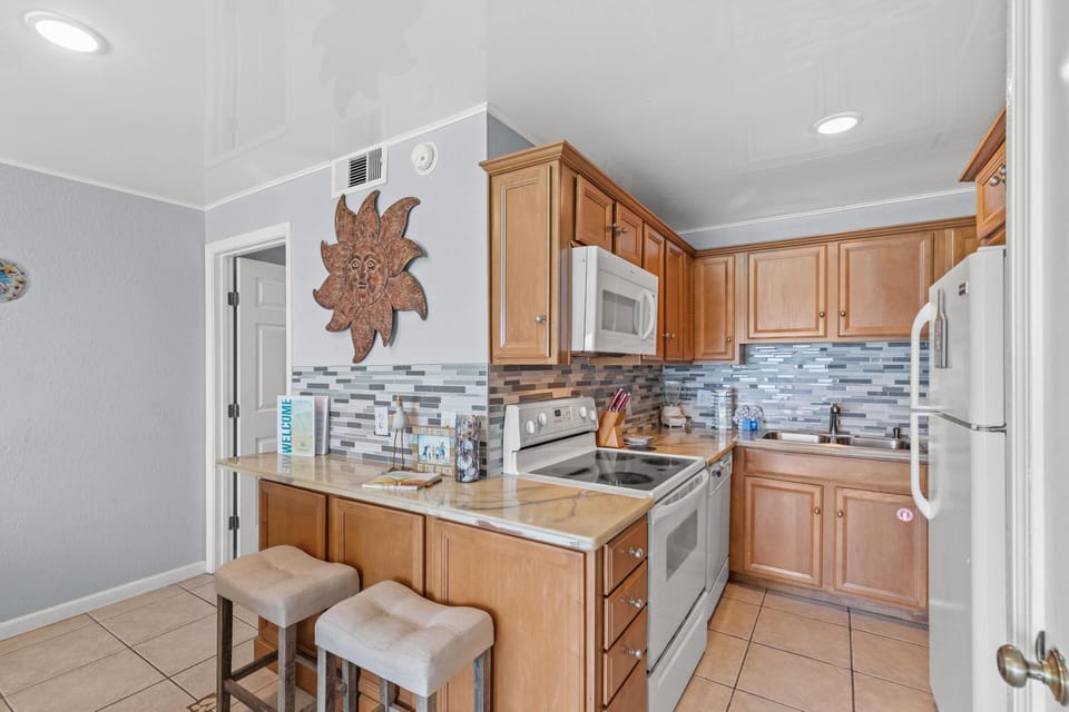 Condo, 1 King Bed with Sofa bed (The Summit 1409) | Private kitchen | Fridge, oven, toaster, cookware/dishes/utensils