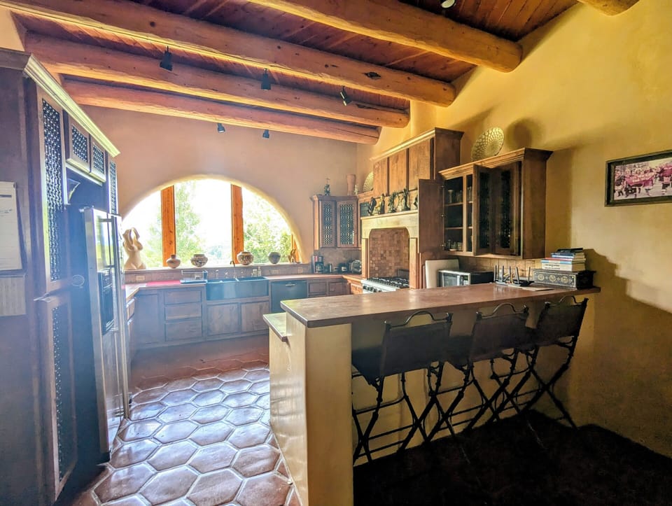 Well-appointed kitchen w. breakfast bar