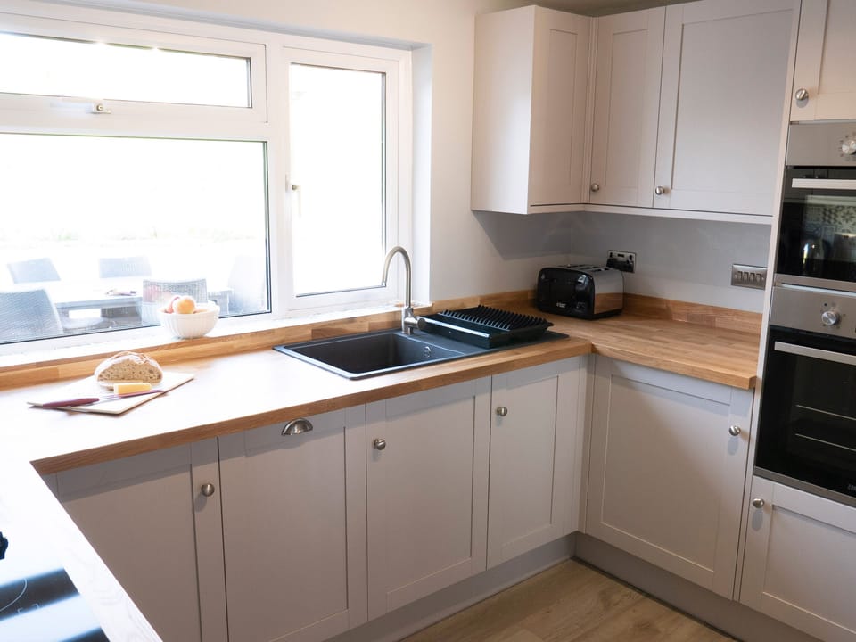 Cottage | Private kitchen | Microwave, stovetop, dishwasher, cookware/dishes/utensils