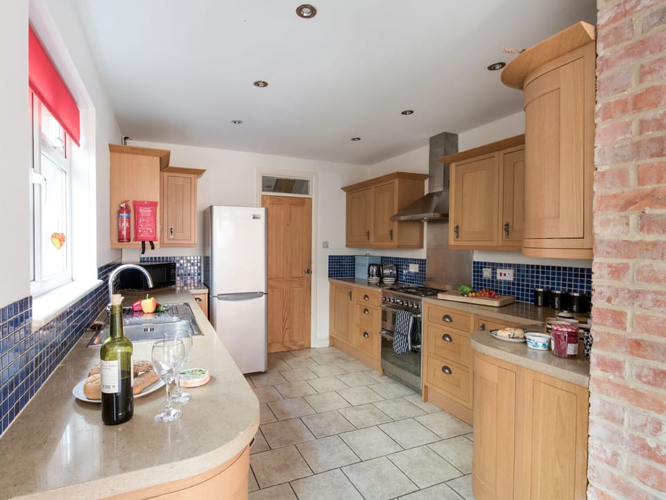 Cottage | Private kitchen | Microwave, stovetop, dishwasher, cookware/dishes/utensils