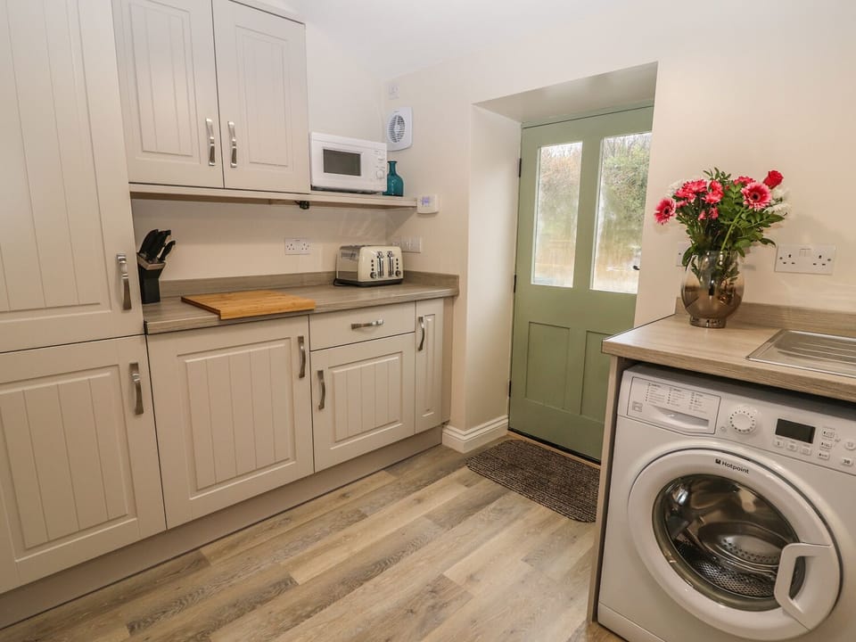 Cottage | Private kitchen | Fridge, microwave, oven, stovetop