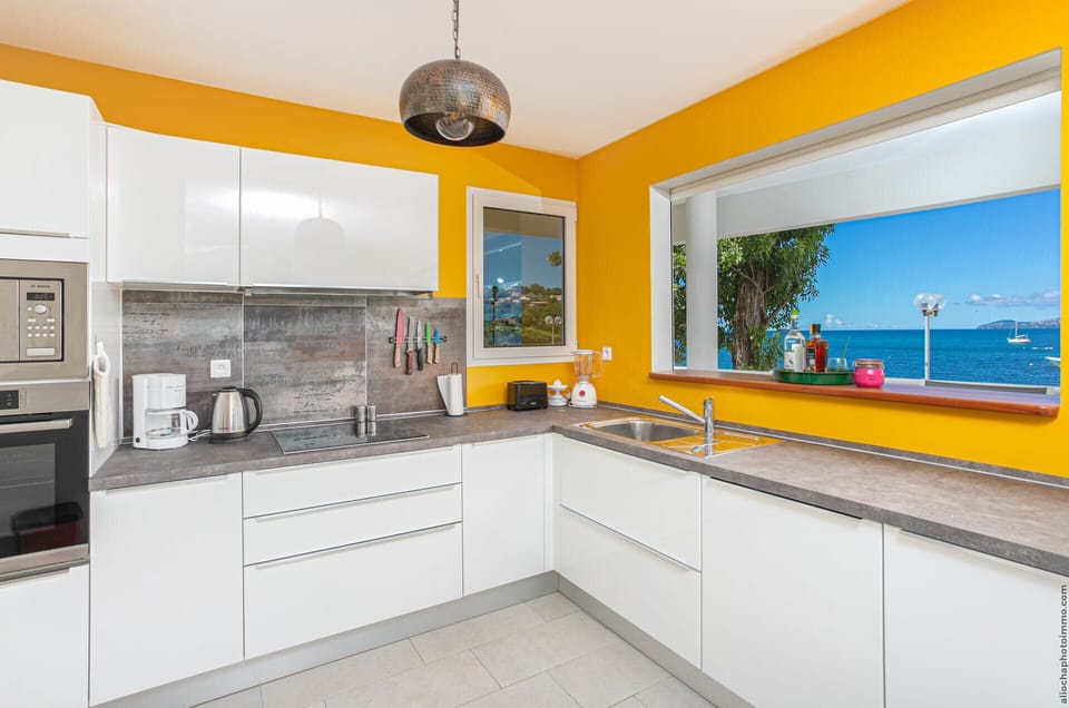 The fully equipped kitchen, which is open to the sea, is ideal for entertaining family and friends.