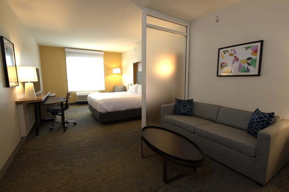 In-room safe, laptop workspace, iron/ironing board, free WiFi