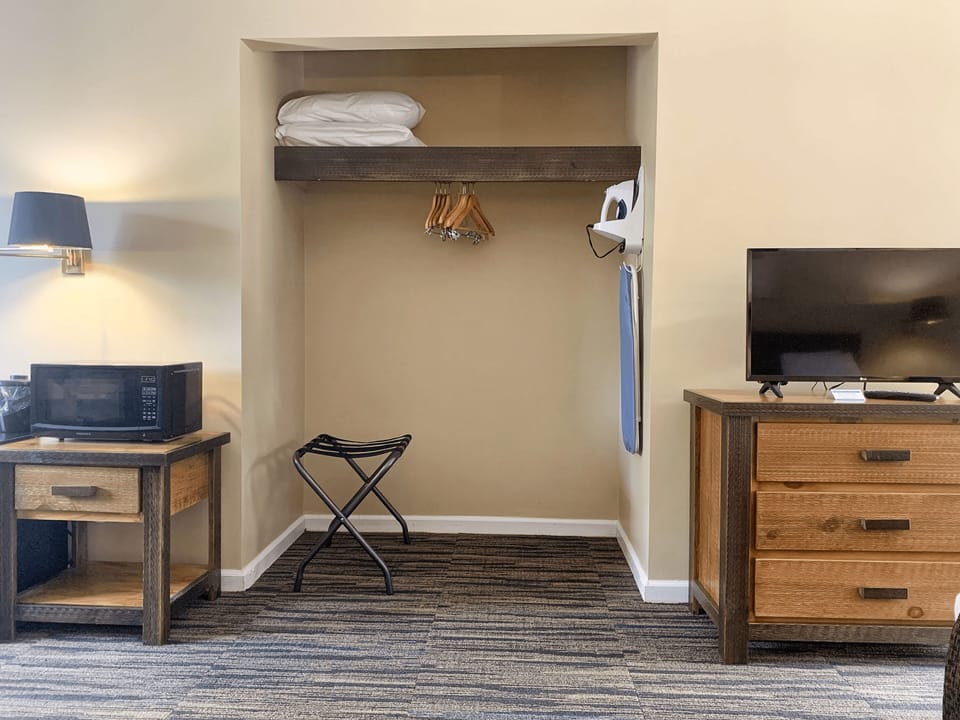 Signature Room | Desk, laptop workspace, iron/ironing board, free WiFi